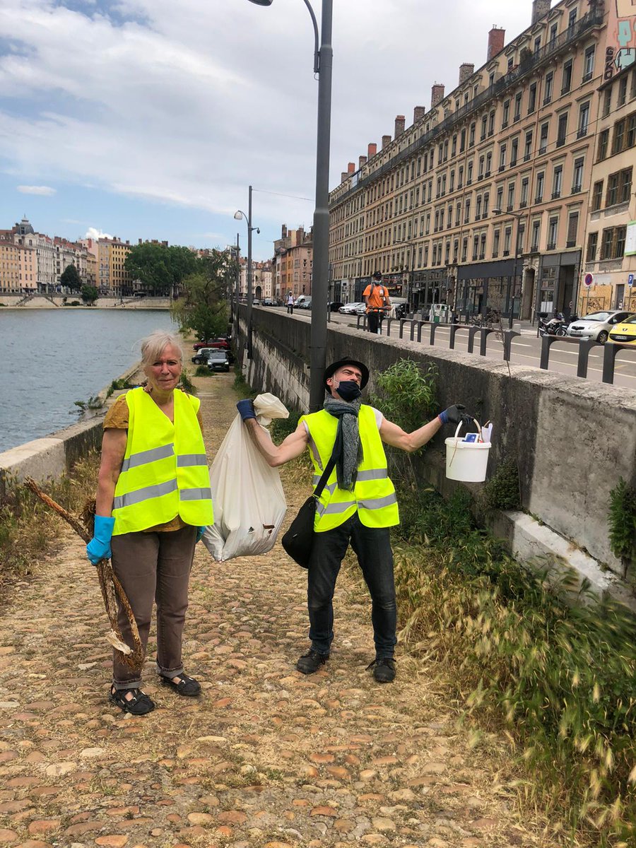 Mairie5Lyon's tweet photo. Fin de notre 4e action propreté sur les quais de Saône en cette #SemaineVerteEuropéenne, et le bilan n'est pas réjouissant, avec des centaines de mégots ramassés. Merci aux bénévoles !
#GreenWeekEU #VieuxLyon #Lyon https://t.co/WEZpIuBq2R