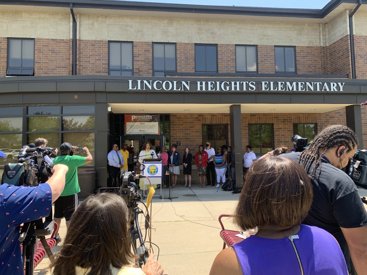 HamiltonCntyOH's tweet photo. Happening now: Hamilton County Commissioners announce 5 community grants in Cheviot, Deer Park, Lincoln Heights, Lockland and Mt. Healthy to expand free WiFi access points throughout their communities. #SmartCounty #SmartCity https://t.co/A2uBT12Owf