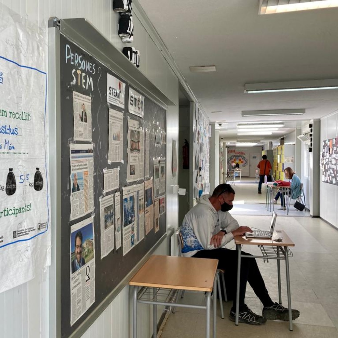 afasunsimora's tweet photo. Els passadissos del @SunsiMora s’han convertit en el despatx dels professors, no hi ha sala de professors ni espais per a reunions. Tot plegat està comportant desgast entre els docents i, també, entre l’alumnat 
📷 @miqueljarque https://t.co/VhXbXeJqFC