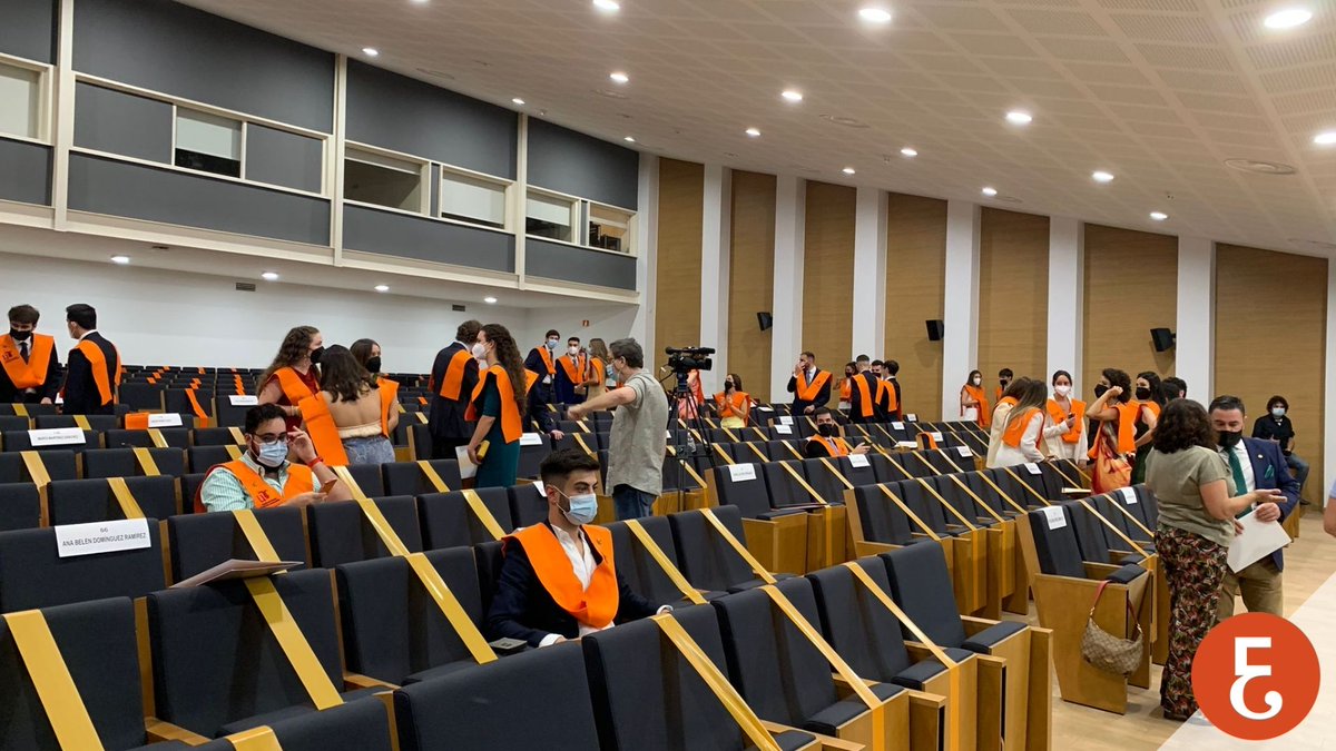 🎓Esta tarde hemos asistido al Acto de Graduación de la Promoción 2017-2021 del Grado de Economía en la <a href="/Fceye_US/">FCEYE US</a>.
🧡 Habéis conquistado una meta, ahora a conquistar vuestro sueño. La graduación no es el final, es solo el comienzo. 🙌 ¡Enhorabuena, #economistas!