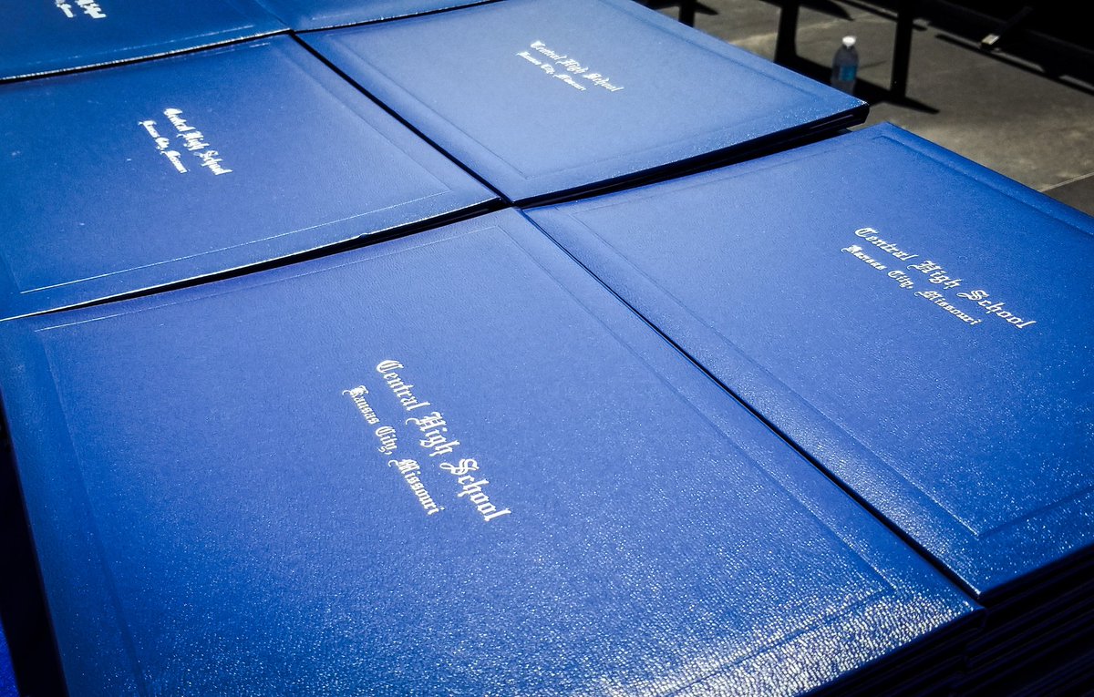 kcpublicschools's tweet photo. We are counting down to the start of the @CentralHS_KCPS Commencement Ceremony. Watch live at https://t.co/vZTcakLhRk. Congratulations graduates!
#KCPSGraduations https://t.co/fRHhSesJnI