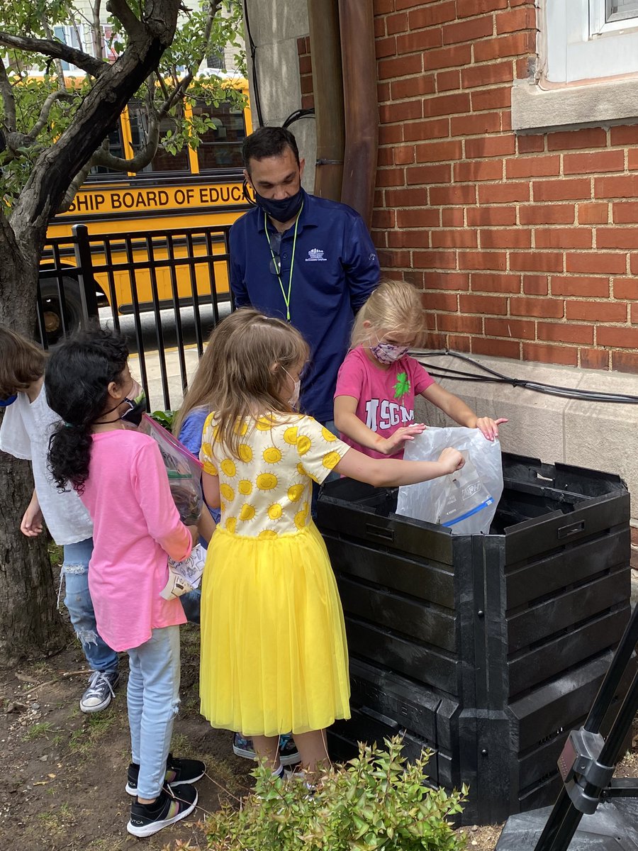 NinaPetruzzella's tweet photo. The worms have arrived! Filling our compost bin to make healthy soil for our school garden 🪴 🌱🪱 #WeeGreen #DoTheRotThing @MsMongelli @OrecchioGianna @HCIAonline @SJ_Schools https://t.co/giE7gVRW9E