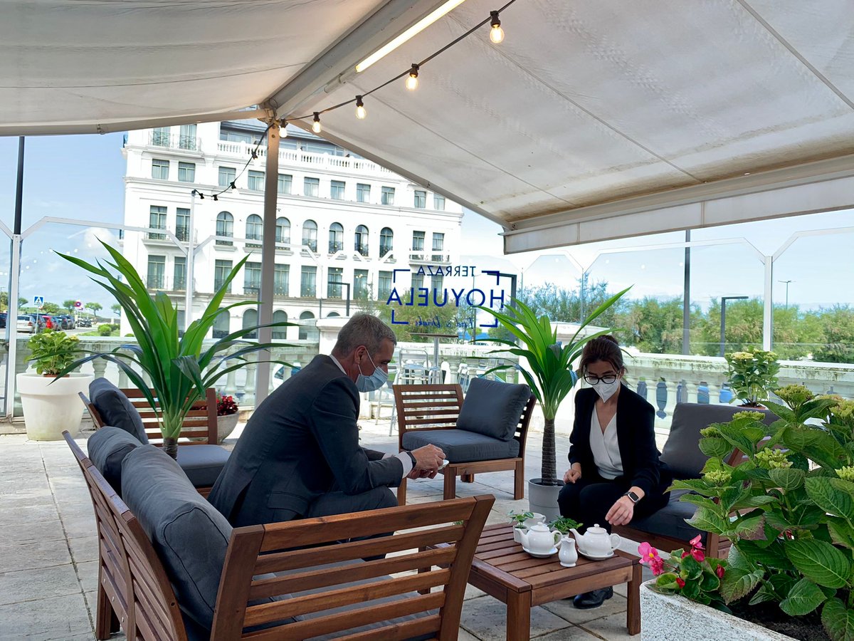 HotelHoyuela's tweet photo. #Reabrimos nuestra #terraza con muchas ganas de #verte. Han sido muchos meses sin contar con tu presencia, pero, por fin, la espera ha terminado. #Picoteos, #menú, #cenas, una #caña, el #vermut... ¡Te esperamos con la mayor de las motivaciones y con todas las #medidassanitarias! https://t.co/0dPKnMY3eu