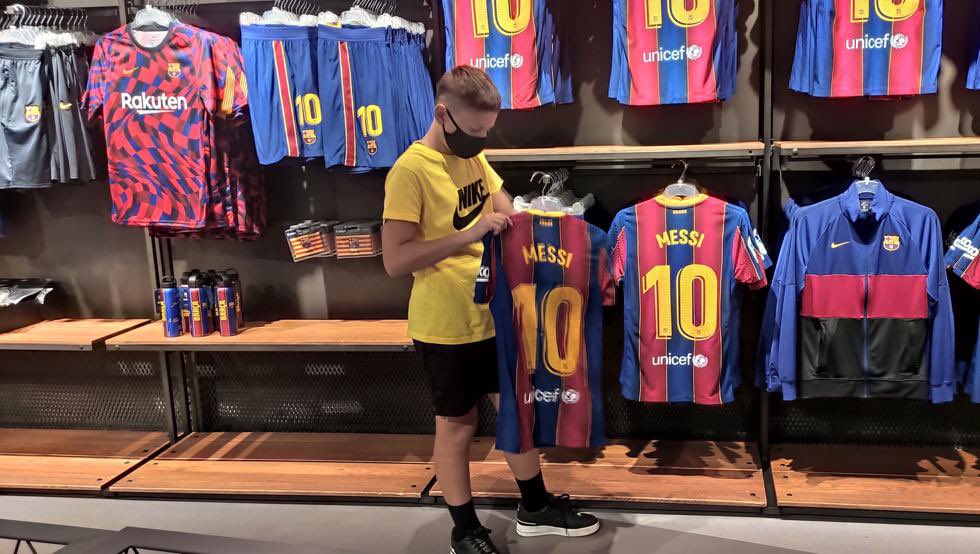 stoom patrouille veronderstellen total Barça on Twitter: "The Barça Store in the Camp Nou reopened today  after having been closed because of Covid. Slowly but surely, Catalunya is  returning to normal. https://t.co/CxMdqPlRnR" / Twitter