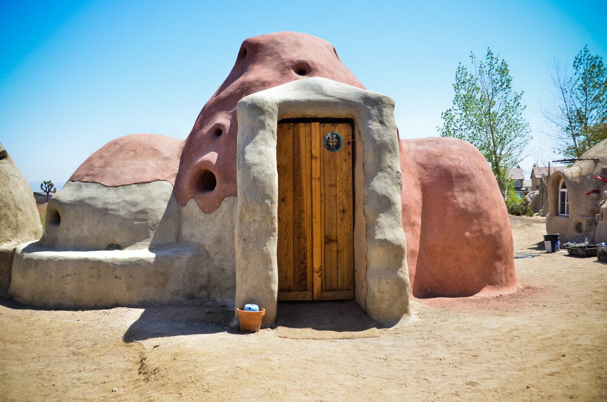 calearth's tweet photo. The SuperAdobe building system can be used for structural arches, domes and vaults, or conventional rectilinear shapes. The same method can also build silos & landscaping elements, and used for stabilizing shorelines and watercourses. #superadobe #calearth #naderkhalili https://t.co/5IDBQAYIHt