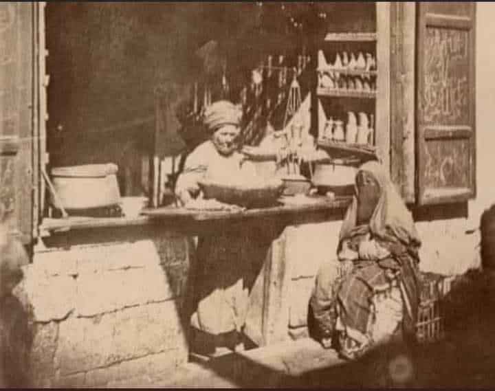 UnaHindu's tweet photo. #Comerciantes de #India 🇮🇳 Namaskar🙏🏽 Los Viejos Comerciantes ponen una pequeña silla fuera de la tienda cada mañana y al llegar el primer cliente, guarda la silla, con la llegada del segundo cliente, dice Obtendrá lo que necesita de ESA tienda. #Actualidad como nos ayudamos hoy? https://t.co/sAJA55Nm5n