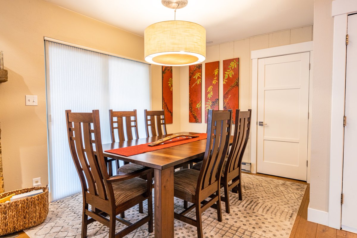 jennamayrealtor's tweet image. JUST LISTED! Welcome to Evergreen 4, a corner, bottom-level condo just a 2m walk to the base area. Enjoy the #views of Mt. #CrestedButte from the convenience of your living room. This 2b/ 2b, condo is a great opportunity! $690,000.
#SkiCondos #CrestedButteRealEstate #Lifestyle