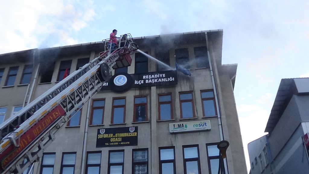mustafaylmaz_'s tweet photo. Bugün akşam saatlerinde Reşadiye Ülkü Ocakları’nda meydana gelen yangına, Belediye İtfaiye Amirliği ekiplerimizce müdahale edilerek yangın kontrol altına alınmıştır. Reşadiye Ülkü Ocaklarına geçmiş olsun dileklerimi sunuyorum. Allah beterinden korusun. https://t.co/uHrrahjvIz