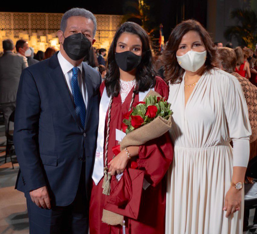 LeonelFernandez's tweet photo. Me siento orgulloso y profundamente regocijado por la graduación de bachiller de Yolanda América. 

¡Felicitaciones, mi hija! https://t.co/5V3XZviDIN