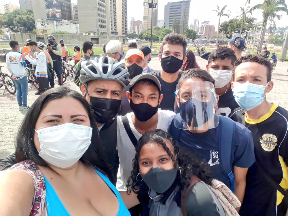 Desde el Distrito Capital nuestros jóvenes del @incesvzla participaron en la bicicletada desde la plaza bolívar de Caracas hasta la Asamblea Nacional en respaldo a la propuesta del proyecto de Ley de Ciclismo Urbano

#JuventudInces 

#AprendicesEnMovimiento