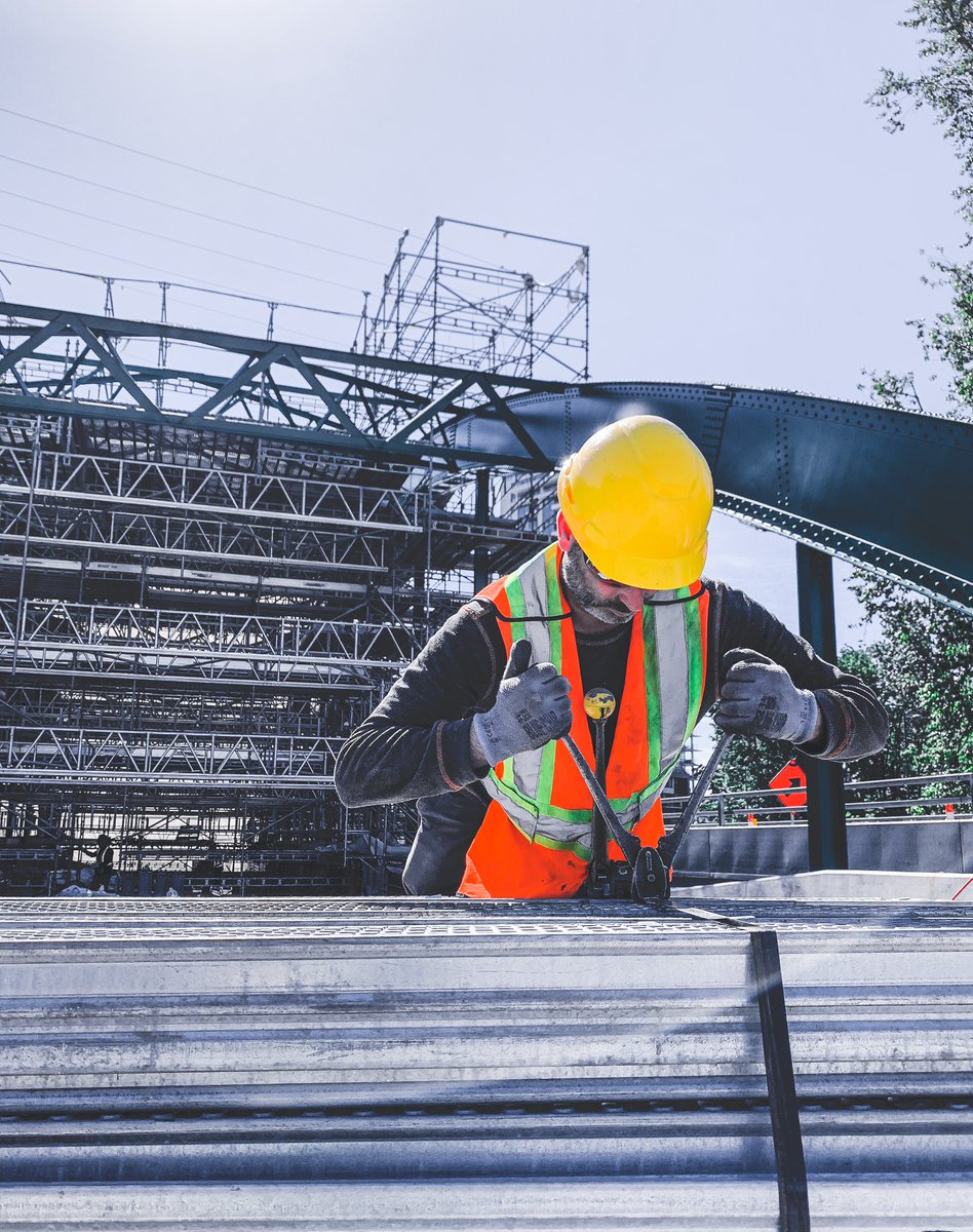 carpentersbc's tweet image. BCRCC members working for Park Derochie on the Lynn Creek Bridge in North Vancouver on Thursday. The platforms our members provided are facilitating a renovation that includes sand-blasting the previous orange colour and recoating the bridge in Lions Gate green.#WeBuildStrong