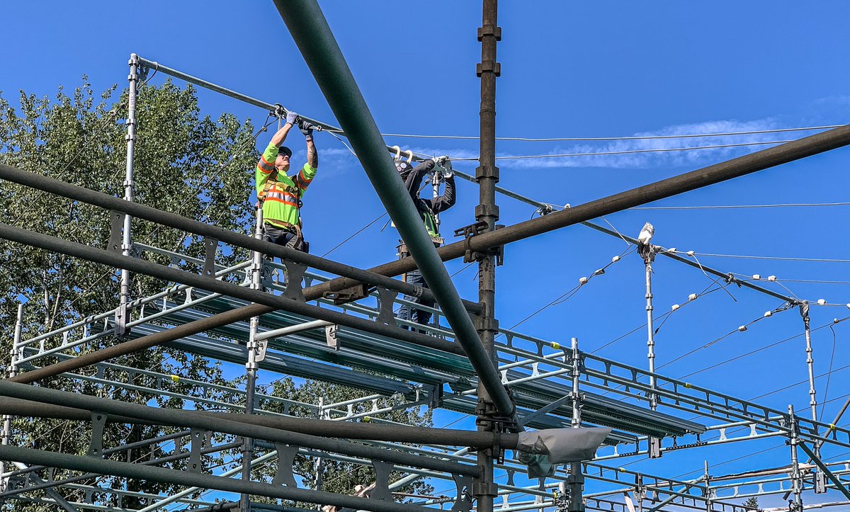 carpentersbc's tweet image. BCRCC members working for Park Derochie on the Lynn Creek Bridge in North Vancouver on Thursday. The platforms our members provided are facilitating a renovation that includes sand-blasting the previous orange colour and recoating the bridge in Lions Gate green.#WeBuildStrong