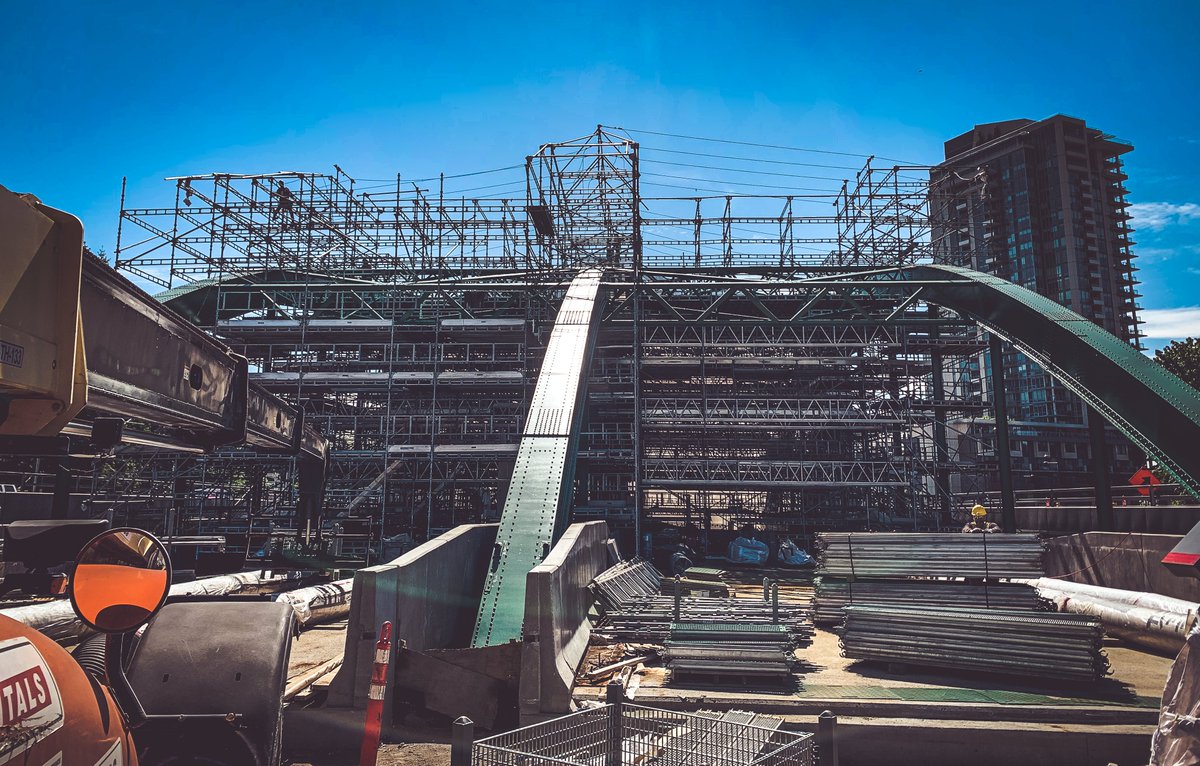 carpentersbc's tweet image. BCRCC members working for Park Derochie on the Lynn Creek Bridge in North Vancouver on Thursday. The platforms our members provided are facilitating a renovation that includes sand-blasting the previous orange colour and recoating the bridge in Lions Gate green.#WeBuildStrong