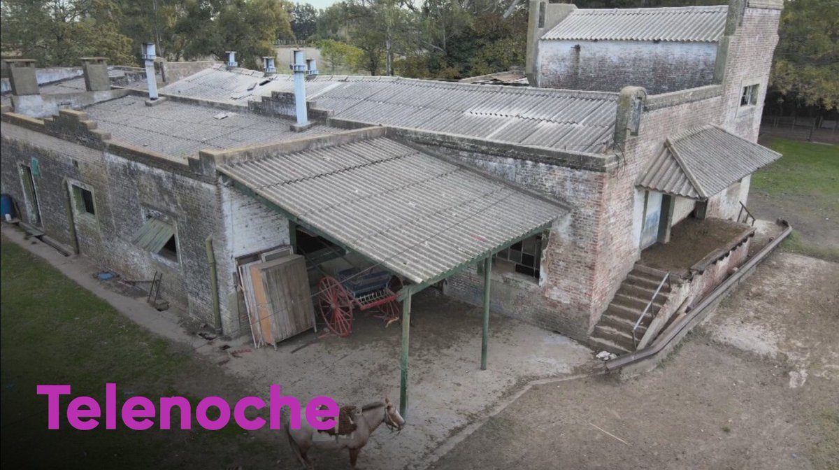 todonoticias's tweet photo. El misterio de la casa embrujada de Zapiola en la que de noche vuelan piedras: intervinieron la policía y el cura
Por Federico Wiemeyer

https://t.co/ZfGgkKQhBc https://t.co/V3TZrduQdo