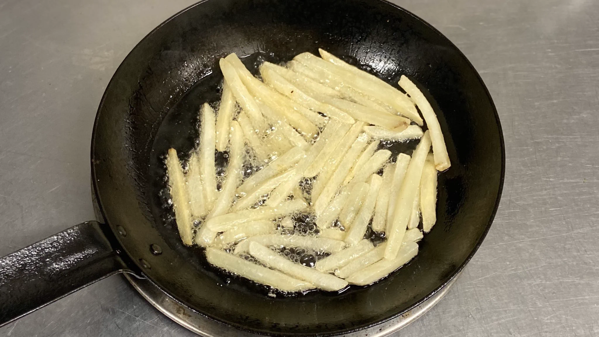揚げ焼きにしてまぶすだけ！小腹が空いたときなどに良さそうな冷凍ポテトレシピ！