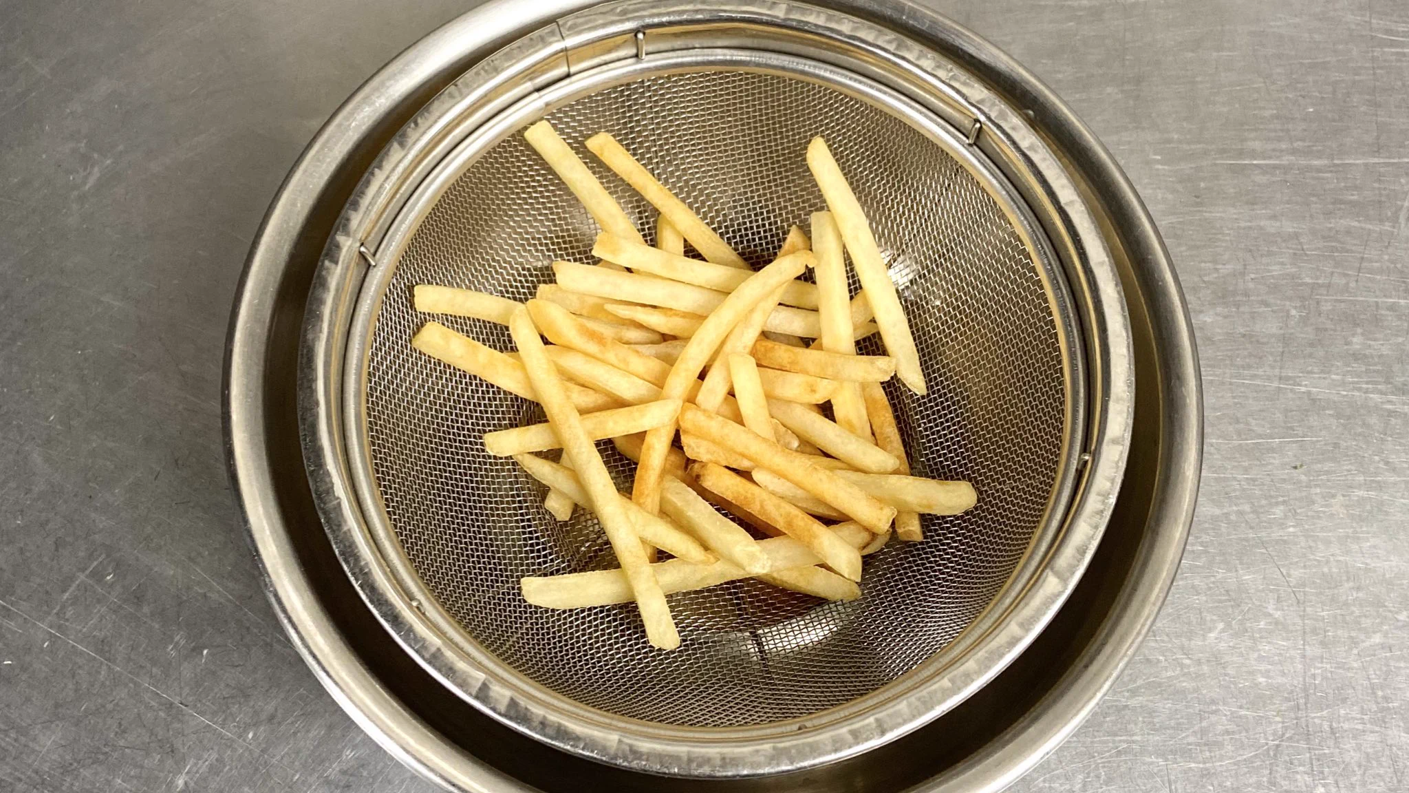 揚げ焼きにしてまぶすだけ！小腹が空いたときなどに良さそうな冷凍ポテトレシピ！