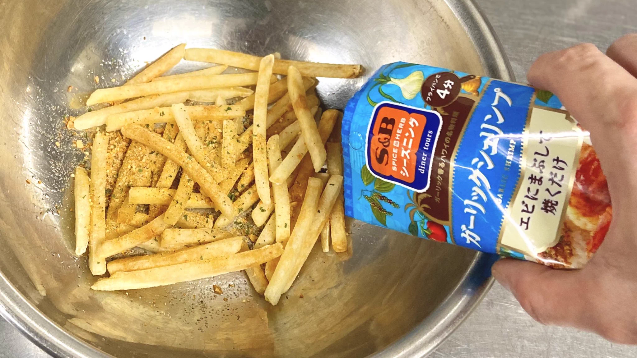 揚げ焼きにしてまぶすだけ！小腹が空いたときなどに良さそうな冷凍ポテトレシピ！