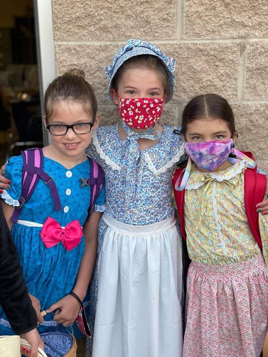 ReneeStapels's tweet photo. Lee Elementary 3rd graders really enjoyed Pioneer Day!! They played old fashioned games, made butter, wizened apple faces, practiced a lesson like in a one-room school house, and learned a lot about Voyageurs from the Stoney Creek Naturalists!! https://t.co/FrTFusx7Oy