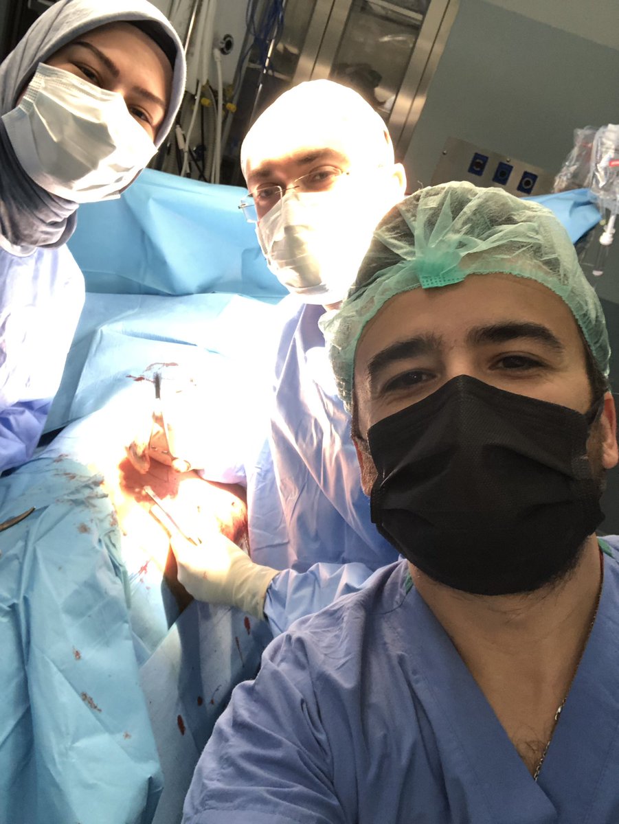 drutkucan's tweet photo. 👉🏻Böbrek kanserleri erken evrelerde semptom vermez.Genellikle rutin kontroller sırasında ultrasonografide saptanır
 👉🏻 40 yaşında böbrek kanseri saptadığımız hastamızın ameliyatını laparoskopik yöntemle ve sağlıklı böbrek dokusunu koruyacak şekilde yaptık. https://t.co/sA4BShb7RI