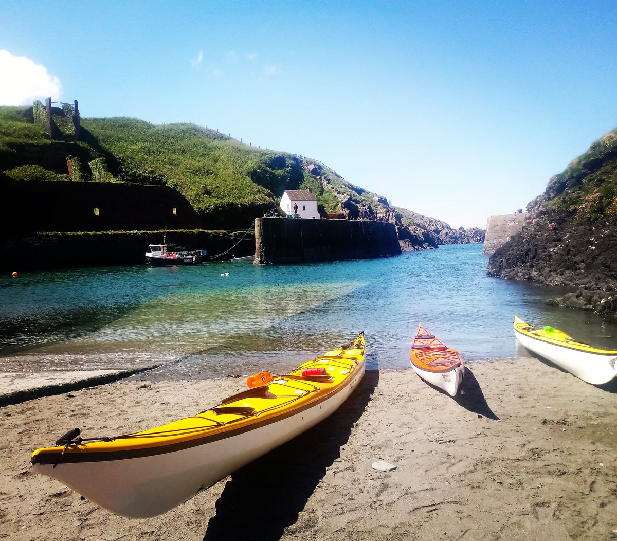 HelenLewry1's tweet photo. A lovely spot and a fab lunch.  #TheSloopInn #Porthgain #Pembrokeshire https://t.co/WNmu9L4yIM