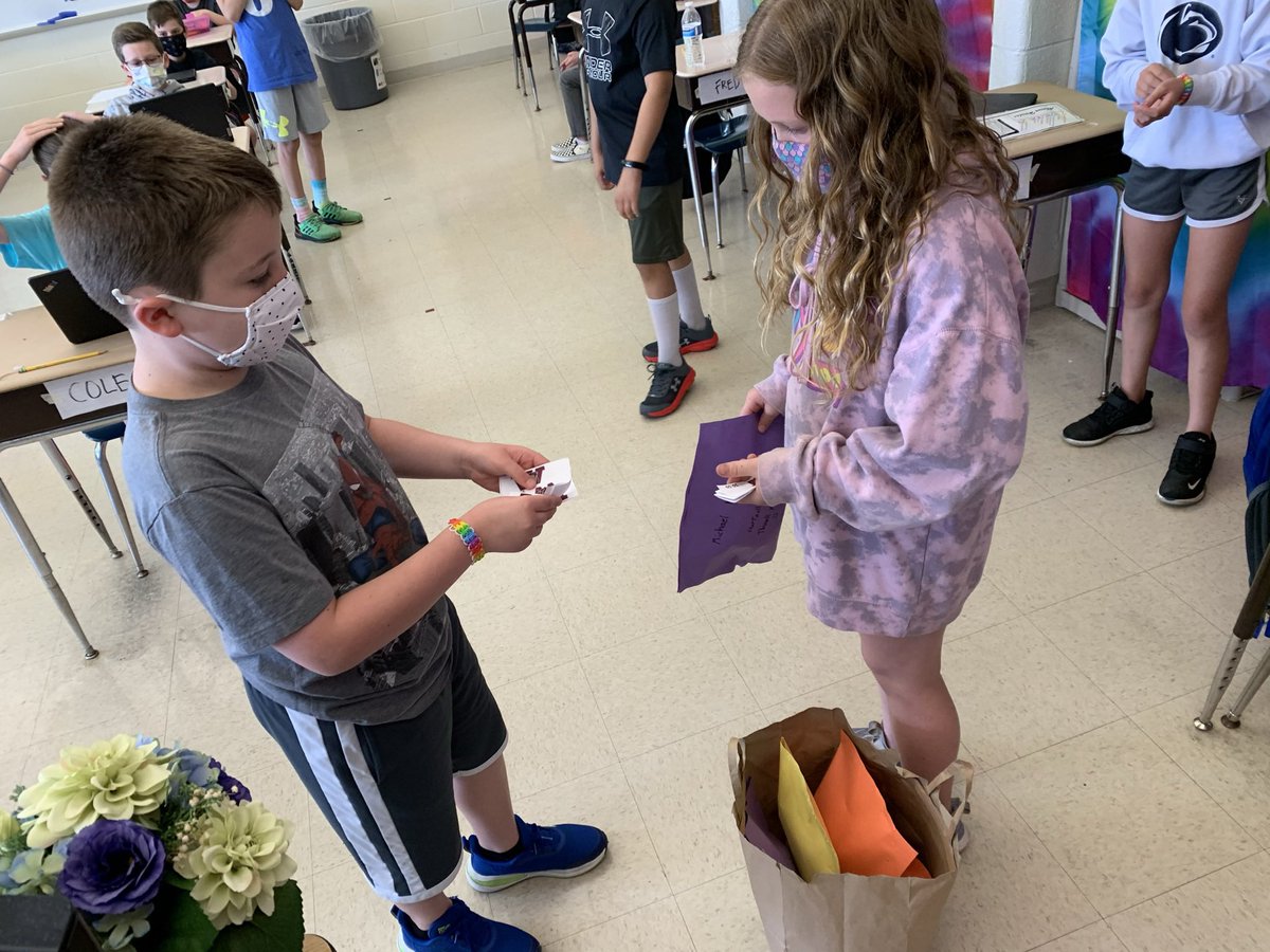 Fifth graders loved the new opportunity to shop online for the 𝕋𝕙𝕚𝕣𝕕 𝔾𝕣𝕒𝕕𝕖 𝔼𝕔𝕠𝕟𝕠𝕞𝕚𝕔𝕤 𝔽𝕒𝕚𝕣!  From start to finish, it was a success with lessons intertwined for both grade levels! @CBJKirsche <a href="/CBWarwickElem/">Warwick Elementary School CBSD</a>