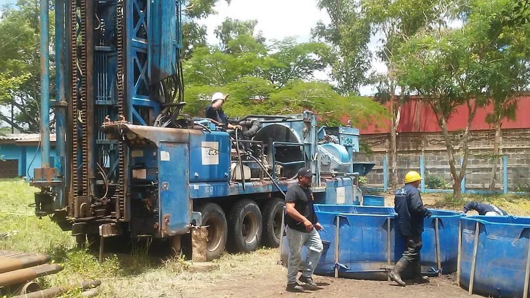 79Trinchera's tweet photo. Los trabajadores de ENACAL iniciaron el jueves la perforación de un nuevo pozo de agua en la ciudad de Estelí, donde serán beneficiados 18,900 habitantes de nueve barrios. El proyecto además incluye obras civiles, electrificación y la instalación de unos 2 kilómetros de tuberías. https://t.co/sXJ5qk5m8I