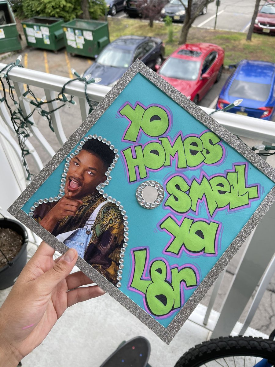 444airy's tweet photo. wha she wanted vs what she got 😍 #Graduation2021 #graduationcaps #2021 #grad https://t.co/EZBbXJnKMo
