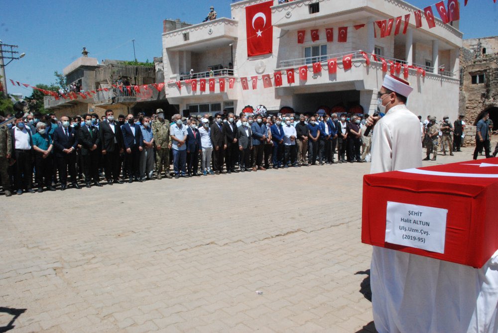 CengizDMRKY47's tweet photo. "Ey, bu topraklar için toprağa düşmüş, asker!
Gökten ecdâd inerek öpse o pâk alnı değer."

Midyat Şenköy’de son yolculuğuna uğurlanan Kahraman Şehidimiz Uzman Çavuş Halit Altun’un kıymetli ailesine, yakınlarına ve sevenlerine sabırlar diliyorum.

Milletimizin başı sağ olsun. 🇹🇷 https://t.co/jlhv5eC5t9