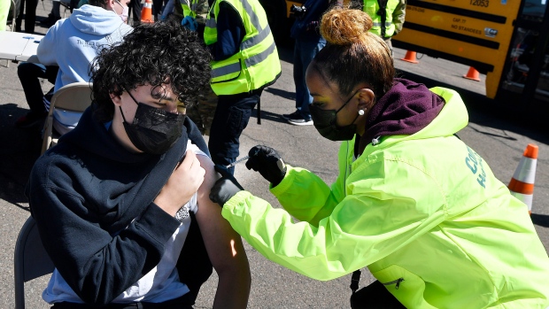 A new report from the U.S. CDC showing a troubling trend of American teenagers hospitalized with COVID-19 end up in intensive care.​ ctvnews.ca/video?clipId=2…