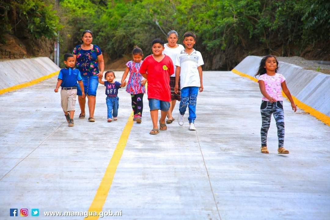 79Trinchera's tweet photo. Familias de la comarca San Isidro de la Cruz Verde del D I, son las protagonistas de proyectos que Alcaldia de Managua ejecuta, mejorando su comunidad y las condiciones de vida tanto de los pobladores de la comarca cómo los barrios alrededores.
@Canal2Nicaragua 
#TR79 ❤🖤✌ https://t.co/m5My18JbnV