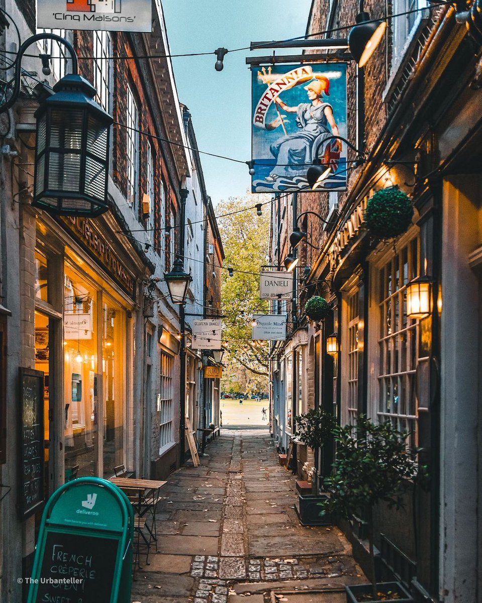 visitlondon's tweet photo. Little London laneways 💛 #VisitLondon [📸 via IG @theurbanteller] https://t.co/zwHIGfbGm1