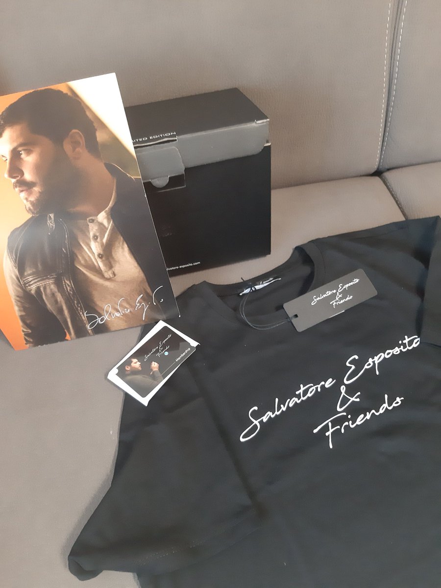 E oggi è arrivata la mia La #blackgiftboxlimitededition veramente meravigliosa❤la box  per i veri fans di Sasá con  tante bellissime sorprese 😎❤ <a href="/SalvioEspo/">Salvatore Esposito</a>  #Salvatoreespositoandfriends 😍