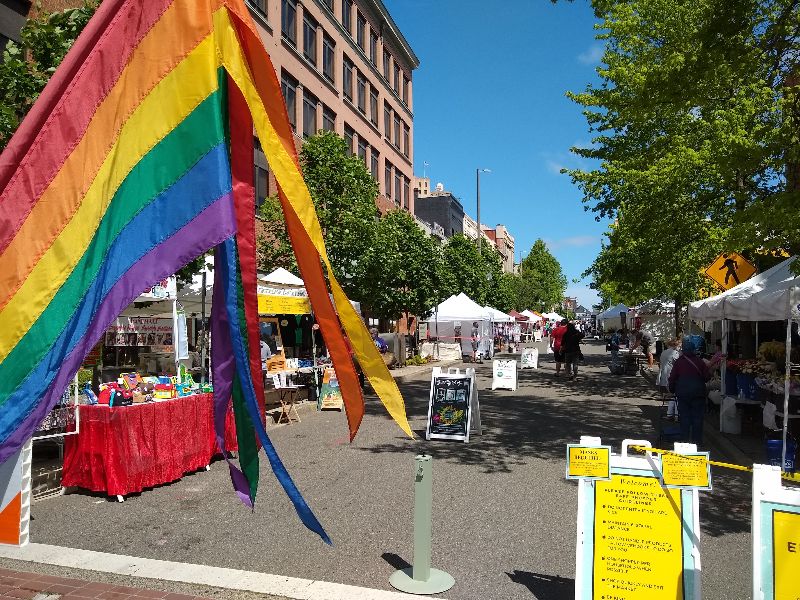 DowntownOntheGo's tweet photo. 2021 Photo of the Week - It's Farmers Market season! The Broadway, Eastside & Point Ruston markets are open and featuring fresh produce, delicious treats, local goods & more! Learn how to visit your local market via transit at https://t.co/p0nWNpSinF. #downtowntacoma #ride253 https://t.co/SqYg4c5B3C