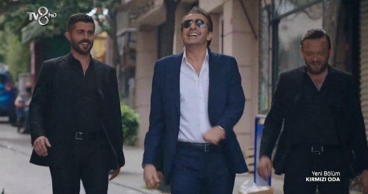 Ben ve her daim yanımda olan iki kankam mekana giriş yapıyoruzdur ;
#KırmızıOda #delikanlısadi #erkanpetekkaya