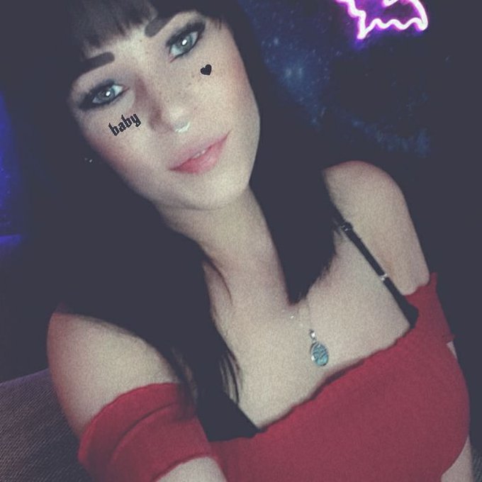 Netflix und Chillen. Ich w&uuml;nsch dir noch einen sch&ouml;nen Freitag Abend 😉 https://t.co/eZFnZdlrGO