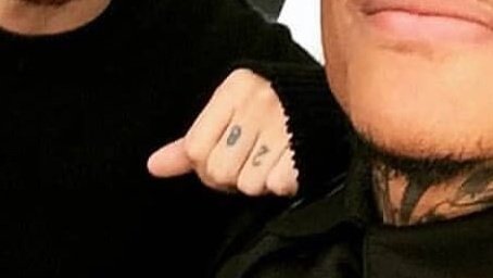 91community's tweet photo. i just wanna gently hold louis’ hands once 😣🤏🏼 https://t.co/eL4tNKC7sh