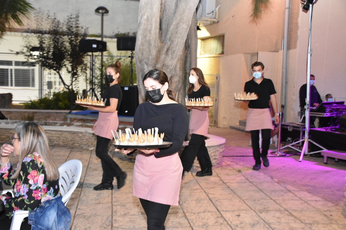 AytoArchena's tweet photo. 🗨 @PatriciaArchena "Seguimos celebrando un #CorpusResponsable con la mejor gastronomía local, esta vez de la mano de @estrellalevante y @candeladecopas " #Archena en #Fiestas https://t.co/XCw6oLuWPx