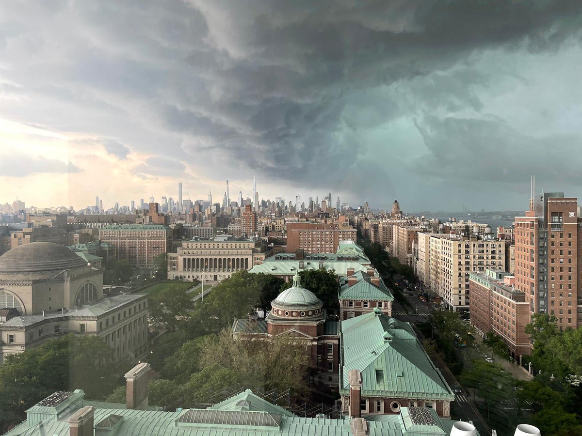 Incoming thunderstorm/hail in New York City! ⛈⚡️Picture taken from our office. Courtesy of <a href="/KaiaParenti/">Kaia Parenti</a>