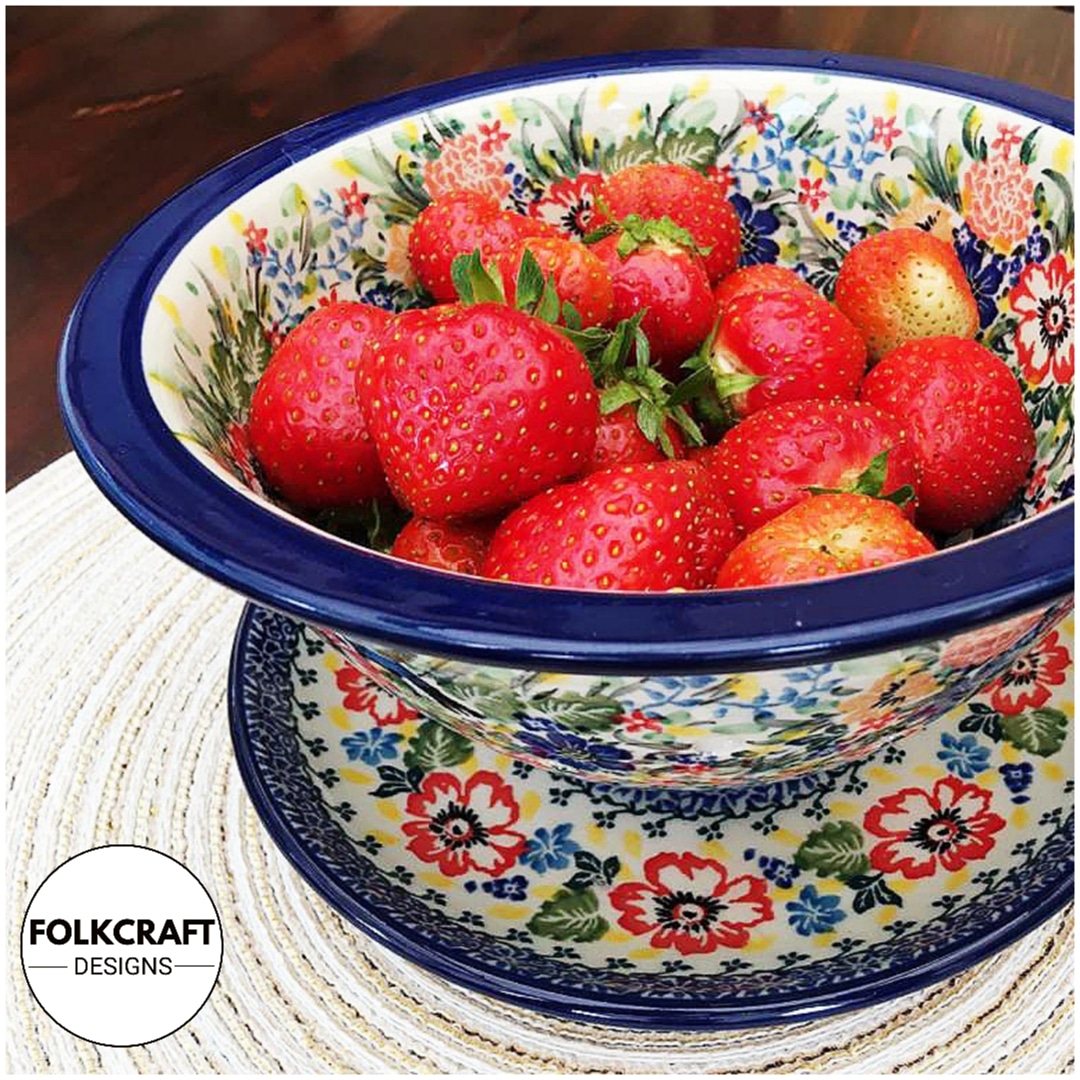 #Strawberry and #PolishPottery... Perfect combination 🥰🥰🥰

__________
#folkcraftdesigns #pottery #ceramikabolesławiec #bowl #colander