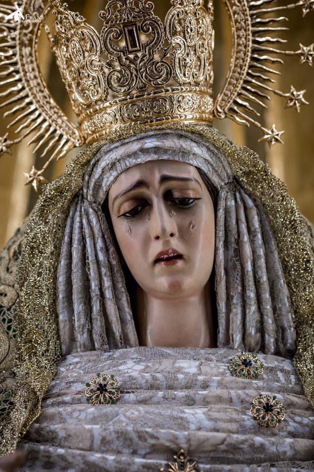 expiraesperanza's tweet photo. Os dejamos algunas fotografías realizadas por nuestro querido hermano D. Francisco Pozo Ubreva, siempre dispuesto y atento a nuestra hermandad, en dichas fotografías, podemos ver cómo está ataviada nuestra madre de la Esperanza Coronada actualmente. [1/2] https://t.co/Z4dFuTDppa