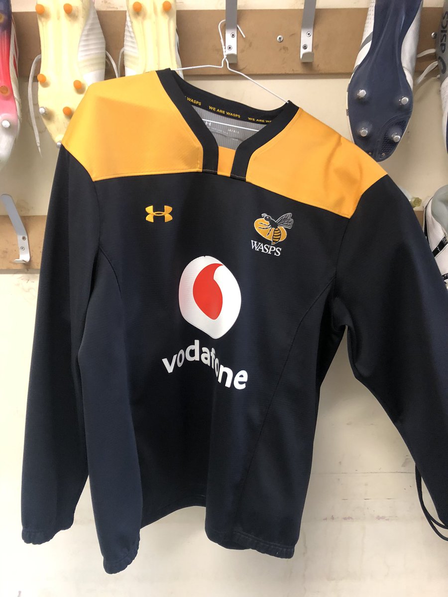 WaspsKitMan's tweet photo. Busy emotional day but finally found time for this weeks Kitman Clearout. To be in the hat to win this match day warm up contact jacket and T shirt in size Large as worn by the players this season, Follow, Like and  Retweet #everykitmanknows Brentford. Happy Friday everyone 🍷🍷 https://t.co/1r56BEMmb7