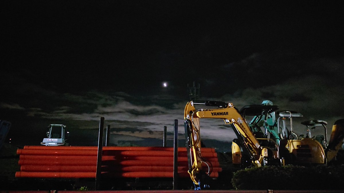 Gusoku130's tweet photo. 夜勤中に少しの間だけ月が見えたのでパシャリ🤳
4日連続夜勤で腰痛悪化😭 https://t.co/aj11u7F66d