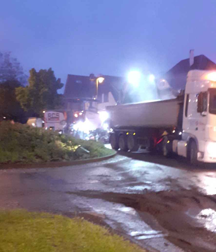 dimitristrobbe's tweet photo. 🌧 Regen of wind, bij #maintain werken we vanavond gezwind! #vandervelde #asfaltering 🛠🚧 https://t.co/dvEZxOWSSP