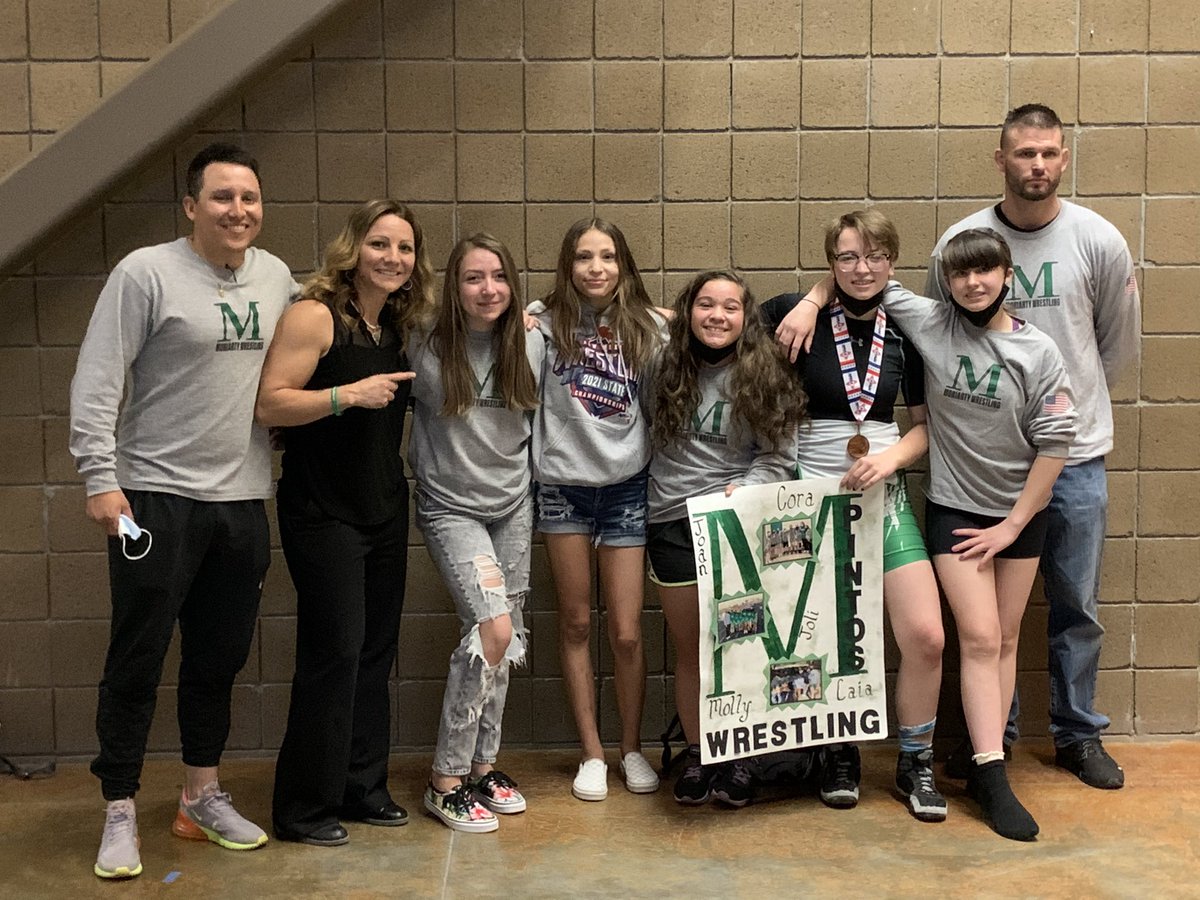 BGonz135's tweet photo. These kiddos ended the year strong!! 💚🤍🐎🤼‍♀️🤼 https://t.co/vvh3XReoLV