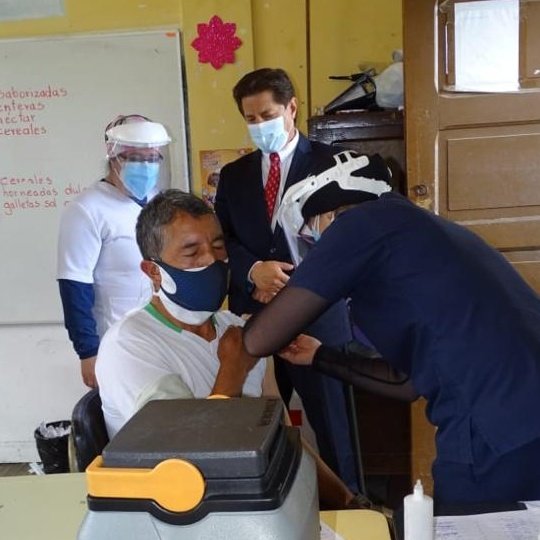 GoberTungurahua's tweet photo. #Ambato | En la parroquia Atahualpa, el equipo de la @GoberTungurahua verificó que el proceso de inmunización se desarrolle cumpliendo las normas de bioseguridad establecidas para cuidar la salud de la ciudadanía.  

#JuntosLoLogramos
#GobiernoDelEncuentro https://t.co/JQW9Wdq99r
