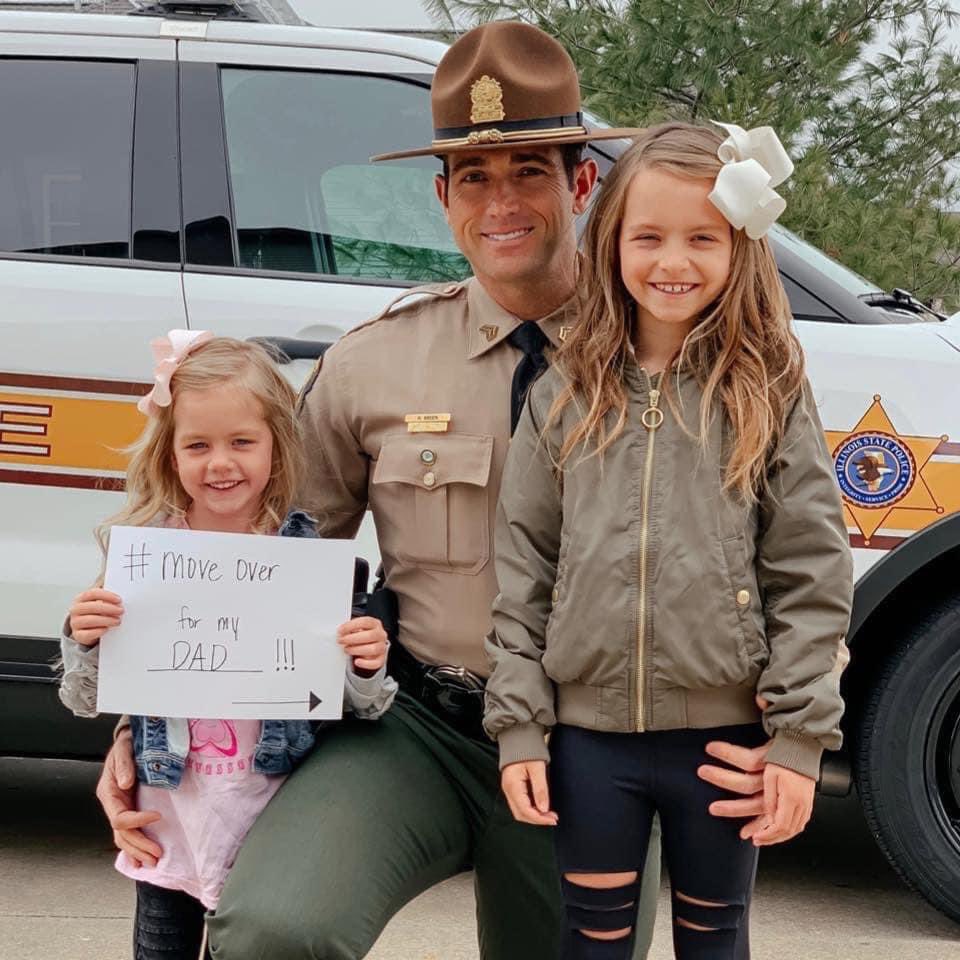 ILStatePolice's tweet image. ✨🎀 “MOVE OVER for my dad!!!” 🎀✨
.
.
.
.
#moveover #slowdown #usecaution #ScottsLaw 🚓🚐🚒🚑🚎🚌🚕🏎🚗🦽🚙🚛🚜🚔🚨