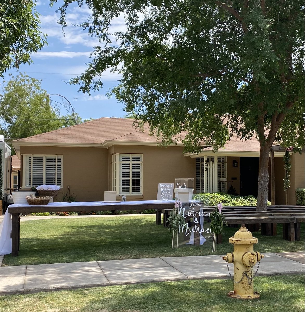 JCG_AZ_is's tweet photo. Who needs a backyard wedding when you can do it in the front yard. There’s no place (or altar) like home. #WeddingSetUp #HoodWalks #frontyardwedding https://t.co/ySCnK14UYU
