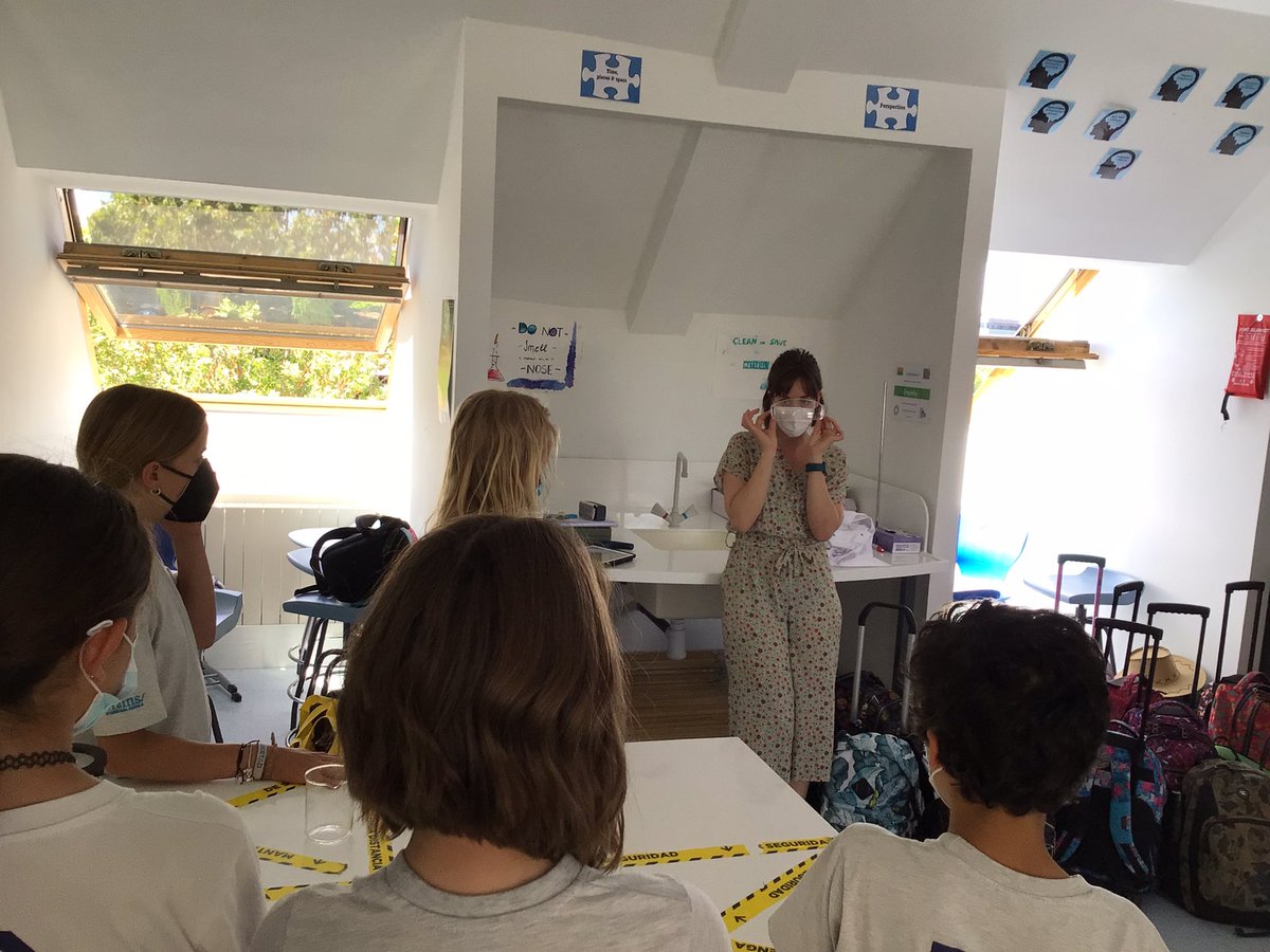 GloriaCampillo2's tweet photo. Year 6 students from @Colegio_Brains #Lombillo visited the Secondary laboratory, we met Ana Gil, the lab teacher and we observed the sublimation first hand while learning about safety rules! #IBPYP #IBMYP https://t.co/tYdSEpUaNh