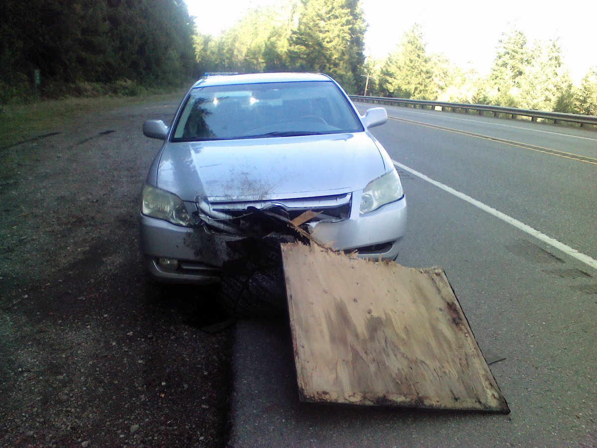 wastatepatrol's tweet photo. Unsecured loads cause 300+ crashes in Washington each year, according to @WSDOT. 

Even at low speeds, small items pose a danger on the road. So, no matter what you’re hauling, secure your loads. Learn more at https://t.co/sz1bV1nFit 

#SecureYourLoads #LitterFreeWA https://t.co/xeTv16OouR