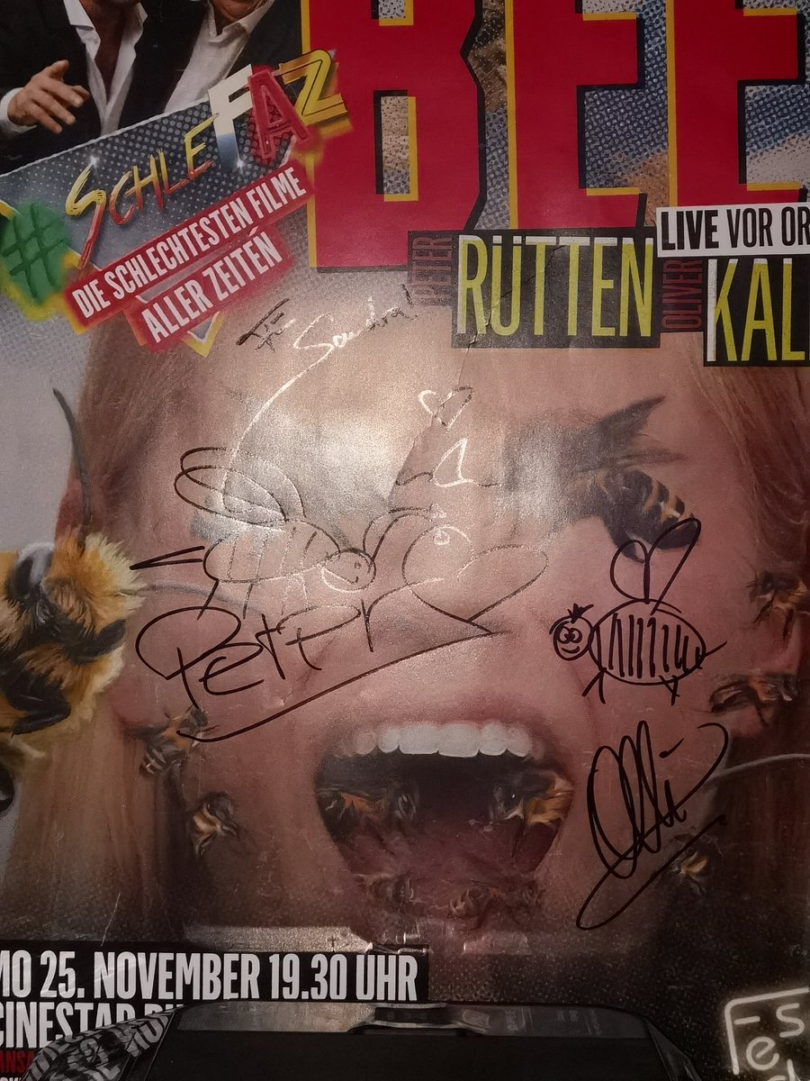 Krueminxler's tweet photo. @twitkalk ALLES? 😮😀
Krieg ich dann am Tag zuvor Peters Autogramm (Vorname) in Schreibschrift?
Einfach Foto via DM.
Deins hab ich schon, bei Peter hatte ich mich leider unklar ausgedrückt. 
#BitteBitteBitte 🙏 
#MeinNächstesTattoo
#TausendDank ❤️ https://t.co/OvvmDmjeya